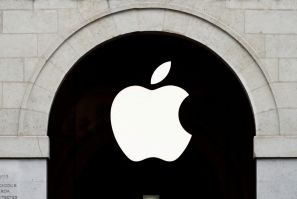 Logo Apple terlihat di toko Apple di The Marche Saint Germain di Paris