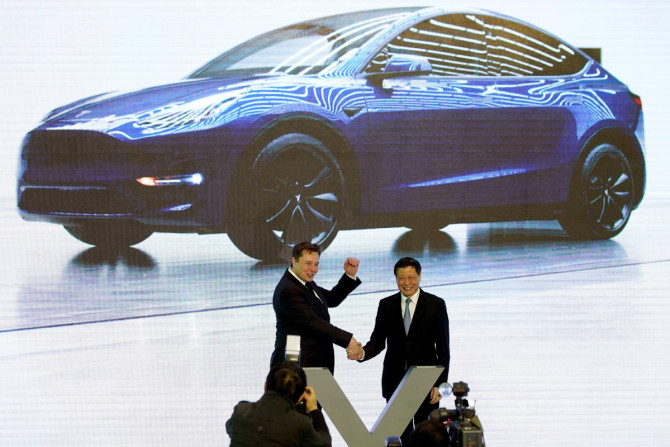 CEO Tesla Inc Elon Musk dan Walikota Shanghai Ying Yong menghadiri upacara pembukaan program Model Y buatan China Tesla di Shanghai