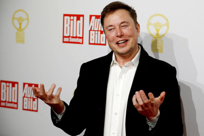 Musk Tesla berfoto di sebuah acara penghargaan