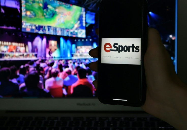 Liga perusahaan tim eSports telah mendapatkan popularitas, memungkinkan persaingan persahabatan antara karyawan dari beberapa perusahaan teknologi besar