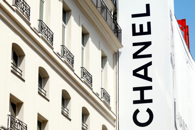 Logo rumah mode Chanel terlihat di sebuah toko di Paris, Prancis, 18 Juni 2020.