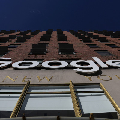 Logo Google LLC terlihat di kantor Google di bagian Chelsea di New York City