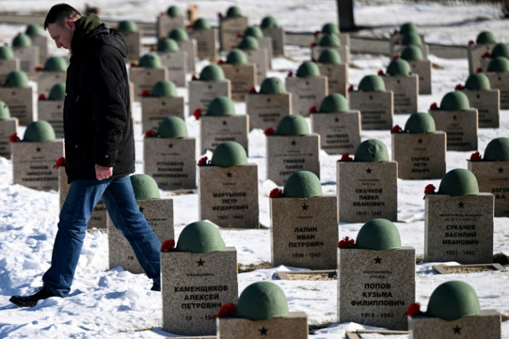 Andrei Oreshkin, seorang sukarelawan yang mencari sisa-sisa tentara Rusia, di situs pemakaman Rossoshka