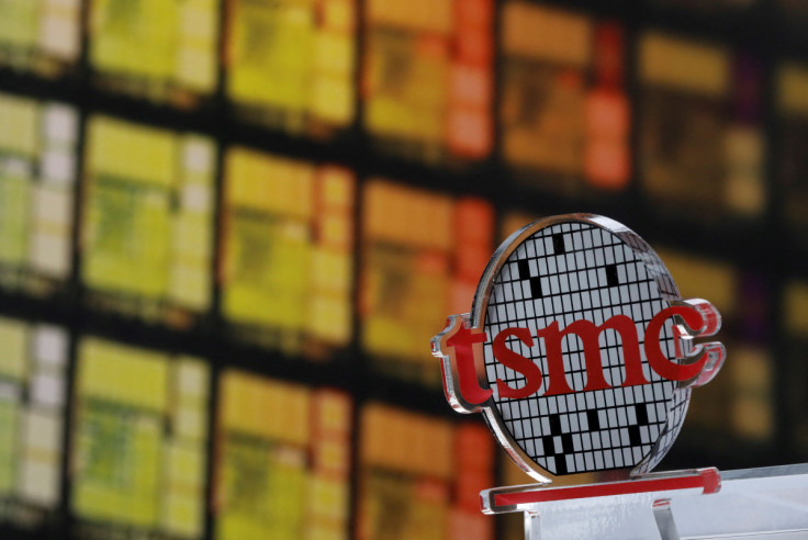Logo Taiwan Semiconductor Manufacturing Co (TSMC) terlihat di kantor pusatnya di Hsinchu