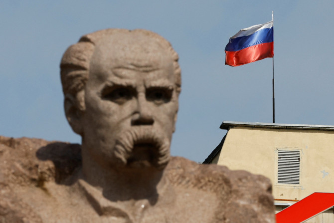 Bendera Rusia berkibar di atas sebuah gedung di Enerhodar