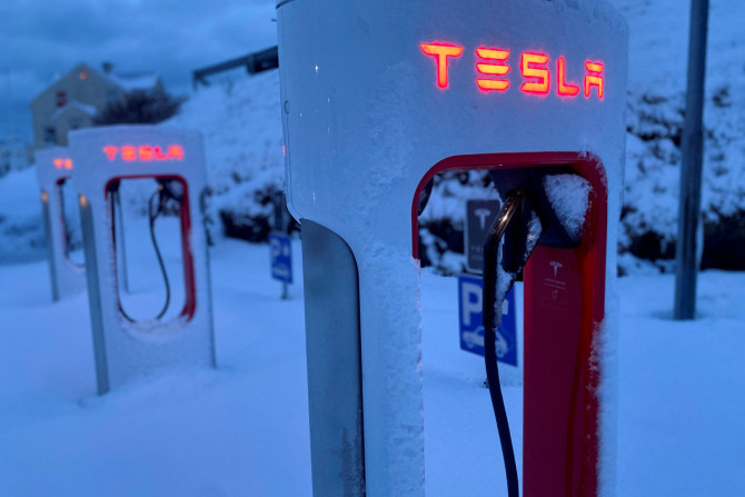 Pengisi daya kendaraan listrik Tesla terlihat selama musim dingin di Hofn