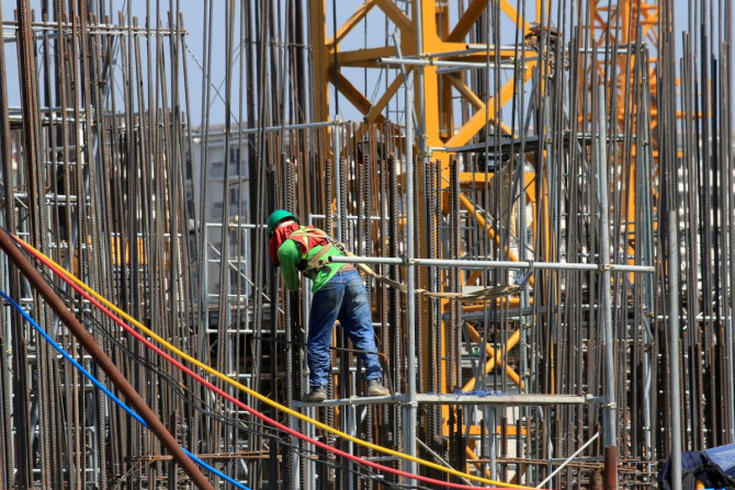 Seorang pekerja memasang batang baja di lokasi konstruksi di kota Paranaque, metro Manila, Filipina 29 Mei 2018.