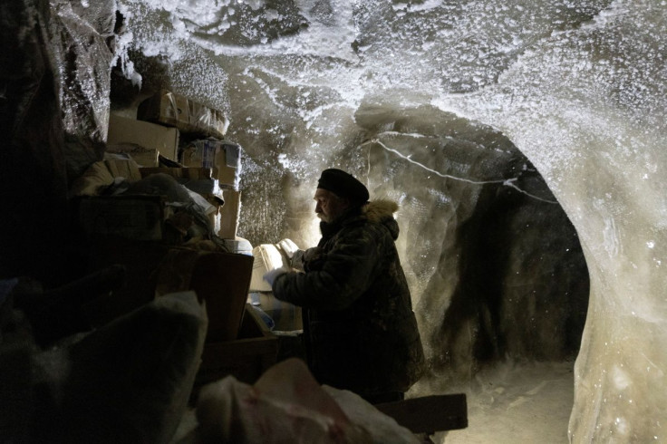 Sergey Zimov, 66, seorang ilmuwan yang bekerja di Stasiun Sains Timur Laut Rusia, memeriksa bahan yang disimpan di bawah tanah di permafrost di Taman Pleistosen di luar kota Chersky, Republik Sakha (Yakutia), Rusia, 13 September 2021.