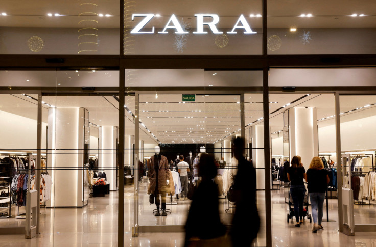 Pembeli berjalan melewati toko pakaian Zara, bagian dari grup Spanyol Inditex