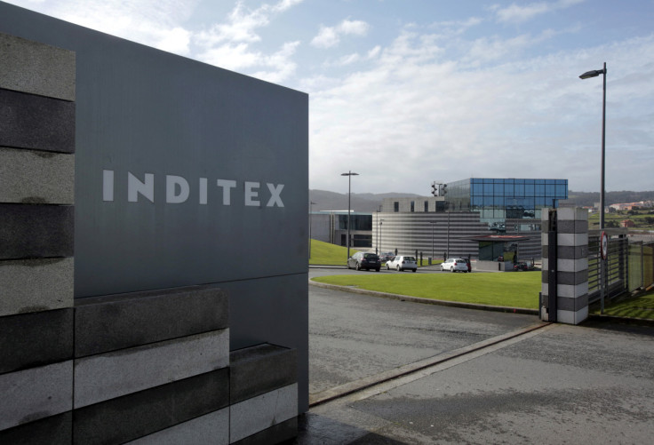 Logo Inditex terlihat di pintu masuk pabrik Zara, markas grup Inditex, di Arteixo