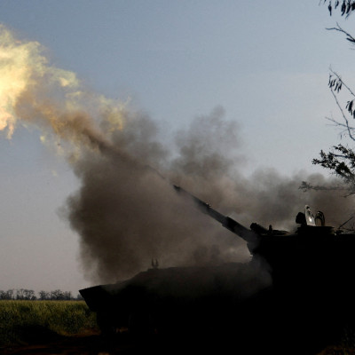 Prajurit Ukraina menembakkan howitzer self-propelled ke posisi Rusia di garis depan di wilayah Mykolaiv
