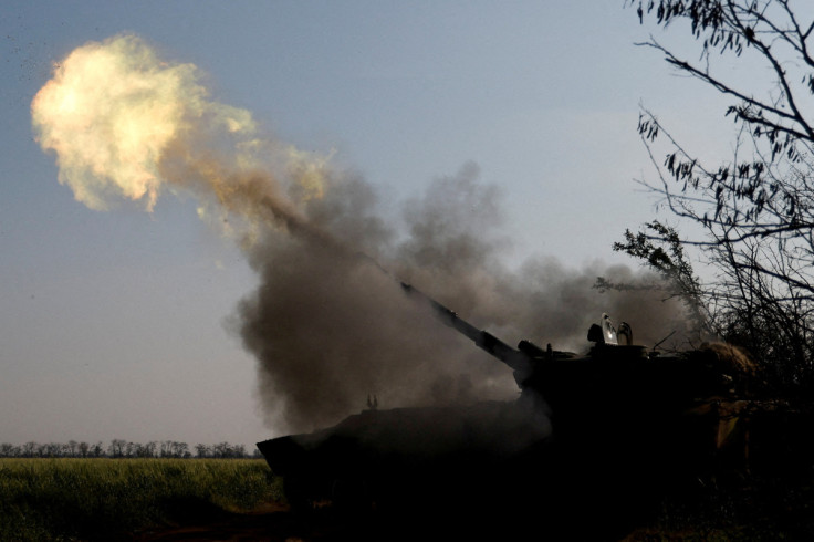 Prajurit Ukraina menembakkan howitzer self-propelled ke posisi Rusia di garis depan di wilayah Mykolaiv