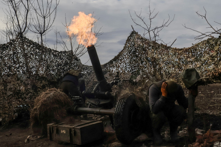 Anggota layanan Ukraina menembakkan mortir ke arah pasukan Rusia di luar kota garis depan Bakhmut