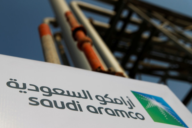Logo Saudi Aramco digambarkan di fasilitas minyak di Abqaiq