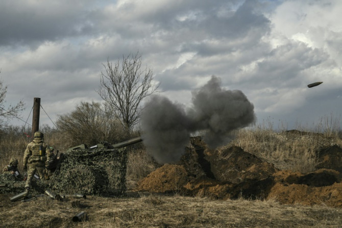 Prajurit Ukraina menembak dengan howitzer 105mm ke arah posisi Rusia di dekat Bakhmut