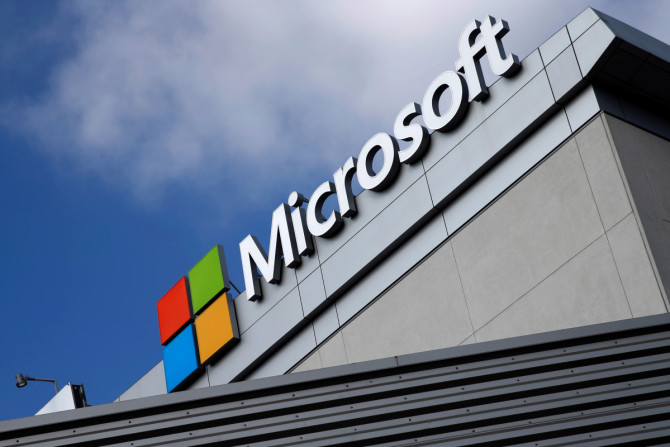 Logo Microsoft terlihat sehari setelah Microsoft Corp (MSFT.O) membeli LinkedIn Corp (LNKD.N) senilai $26,2 miliar, di Los Angeles