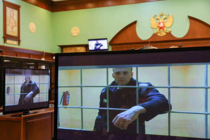 Pemimpin oposisi Rusia yang dipenjara, Alexei Navalny, terlihat di layar selama sidang pengadilan di Moskow