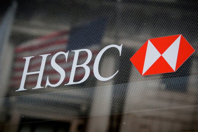 Logo HSBC terlihat di cabang bank di distrik keuangan di New York