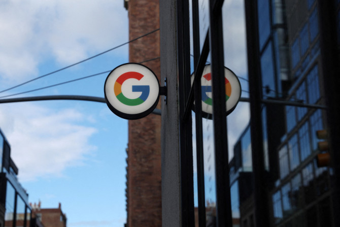 Logo Google LLC terlihat di Google Store Chelsea di New York City