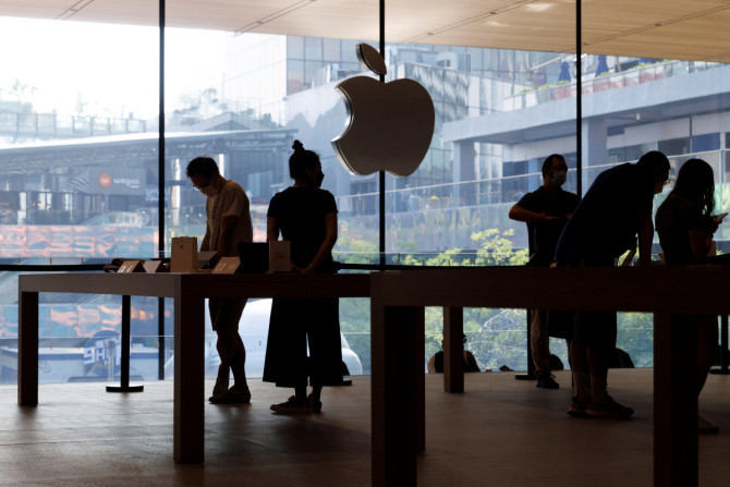 Orang-orang melihat produk Apple saat model iPhone 14 baru Apple Inc mulai dijual di Beijing