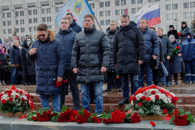 Orang-orang ambil bagian dalam upacara untuk mengenang tentara Rusia yang tewas dalam konflik Rusia-Ukraina, di Samara