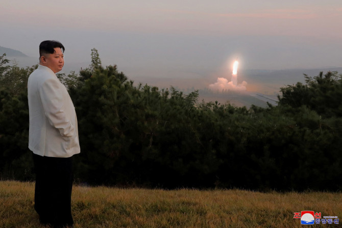 Pemimpin Korea Utara Kim Jong Un mengawasi peluncuran rudal di lokasi yang dirahasiakan di Korea Utara