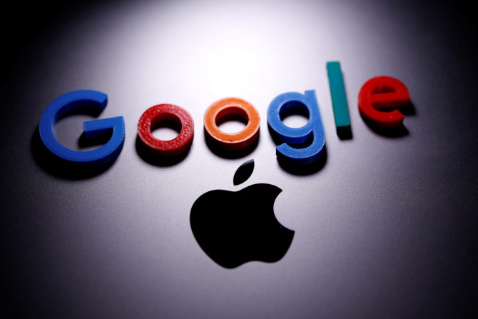 Logo Google cetak 3D ditempatkan di Apple Macbook dalam ilustrasi ini