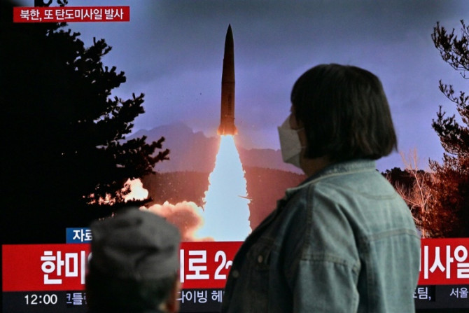 Korea Utara menembakkan rudal balistik jarak pendek pada hari Minggu, ketika AS dan Korea Selatan melanjutkan latihan bersama berskala besar