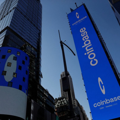 Logo untuk Coinbase Global Inc, bursa cryptocurrency AS terbesar, ditampilkan di jumbotron Nasdaq MarketSite dan lainnya di Times Square di New York, AS, 14 April 2021.