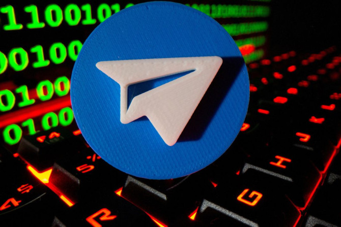 Logo Telegram cetak 3D digambarkan pada keyboard di depan kode biner dalam ilustrasi ini diambil 24 September 2021.