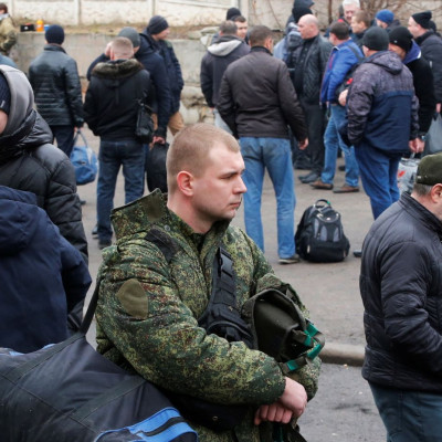 Pria berkumpul di titik mobilisasi militer di kota Donetsk yang dikuasai separatis, Ukraina 23 Februari 2022.