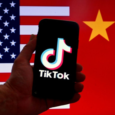 Amerika Serikat sedang mempertimbangkan apakah akan melarang TikTok karena kekhawatiran tentang hubungannya dengan pemerintah China