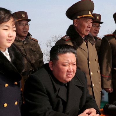 Pemimpin Korea Utara Kim Jong Un menyaksikan latihan rudal