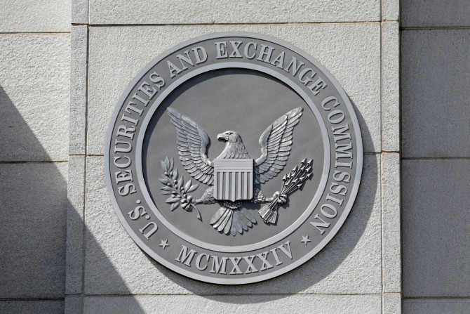 Segel Komisi Sekuritas dan Bursa AS (SEC) terlihat di kantor pusat mereka di Washington, DC