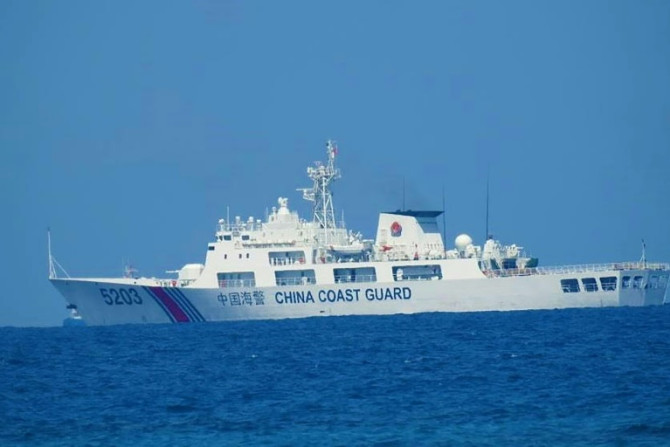 Sebuah kapal penjaga pantai Tiongkok berlayar di dekat kepulauan Spratly pada April 2021