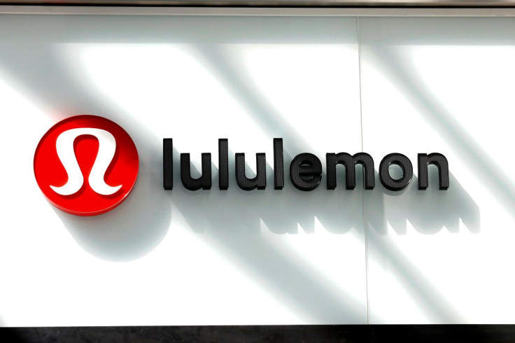 Logo Lululemon Athletica terlihat di luar toko retail di New York City, AS, 30 Maret 2017.