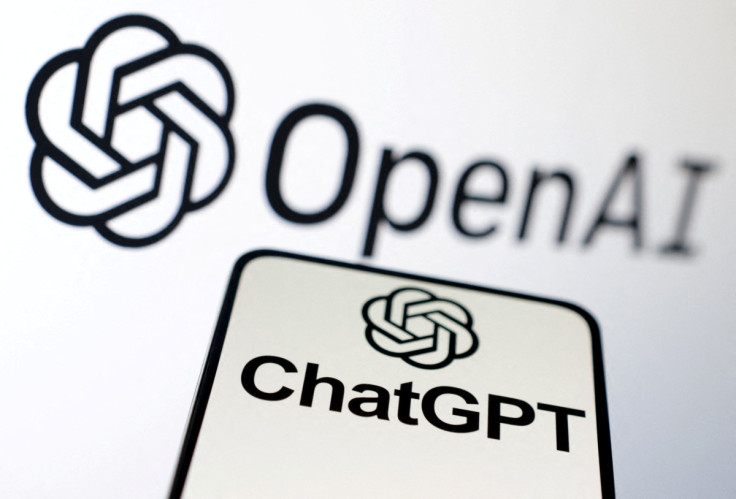 Ilustrasi menunjukkan logo OpenAI dan ChatGPT