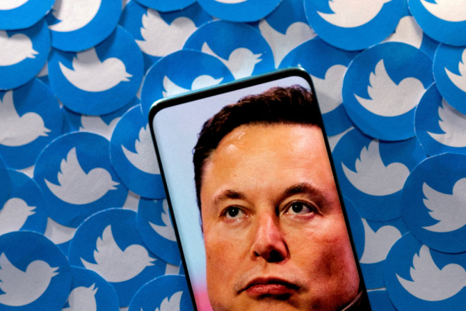 Ilustrasi menunjukkan gambar Elon Musk di telepon pintar dan mencetak logo Twitter