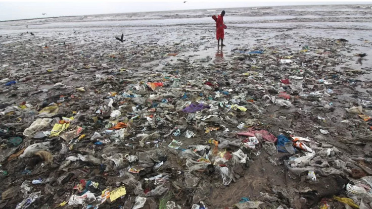 Sampah plastik di laut