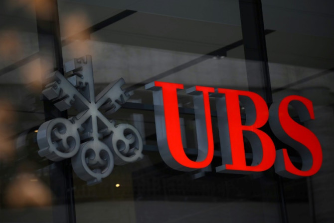 UBS, bank terbesar Swiss, menyerap saingan domestik terdekatnya yang terpukul, Credit Suisse