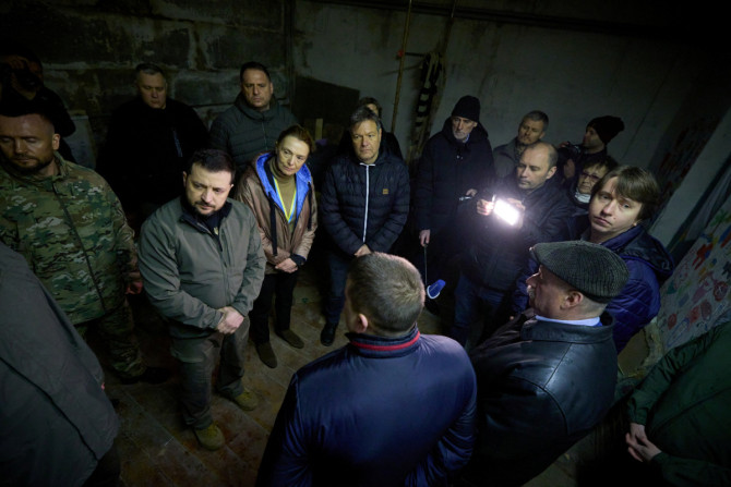 Presiden Ukraina Zelenskiy Zelenskiy dan Menteri Ekonomi dan Iklim Jerman Habeck mengunjungi desa Yahidne pada ulang tahun pertama pembebasannya, di wilayah Chernihiv