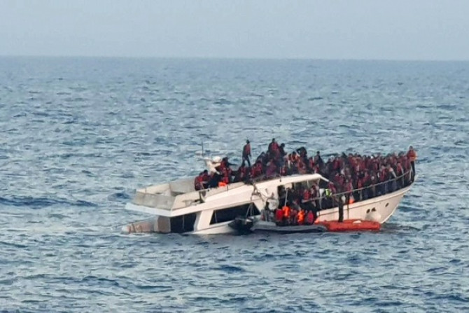 Sebuah foto yang disediakan oleh Tentara Lebanon menunjukkan kapal migran yang tertekan di perairan Mediterania di lepas pantai utara negara itu