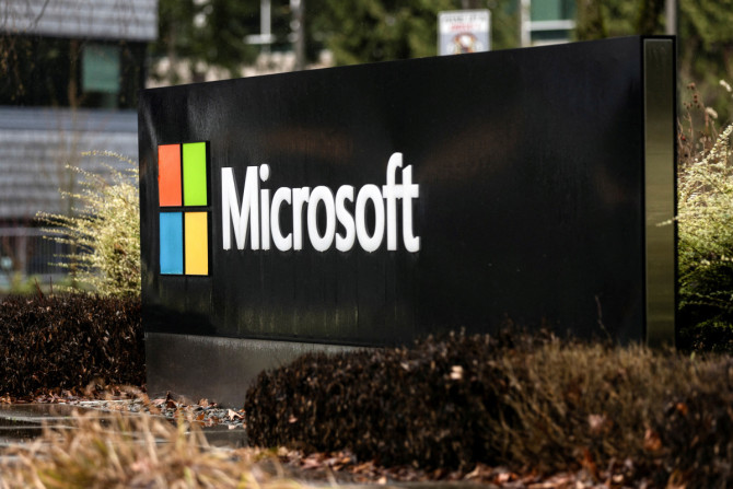 Tanda Microsoft terlihat di kantor pusat perusahaan di Redmond