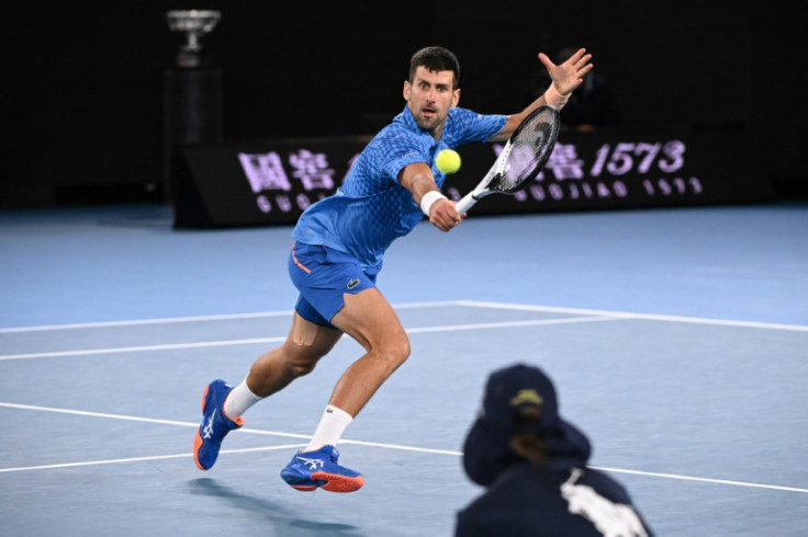 Novak Djokovic dari Serbia mencetak gol balasan melawan Stefanos Tsitsipas dari Yunani