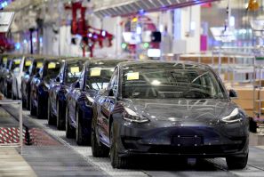 Kendaraan Tesla Model 3 buatan China terlihat selama acara pengiriman di pabriknya di Shanghai