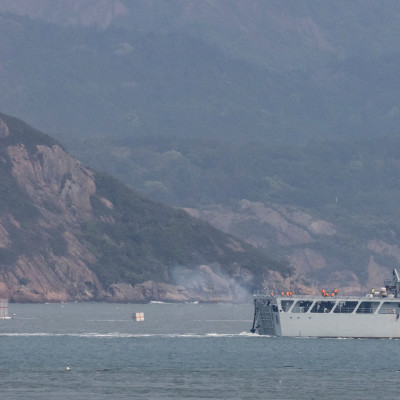 Sebuah kapal perang China menembak ke arah pantai selama latihan militer di dekat Fuzhou dekat Kepulauan Matsu yang dikuasai Taiwan