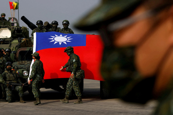 Angkatan bersenjata Taiwan mengadakan latihan rutin selama dua hari untuk menunjukkan kesiapan tempur menjelang liburan Tahun Baru Imlek di sebuah pangkalan militer di Kaohsiung