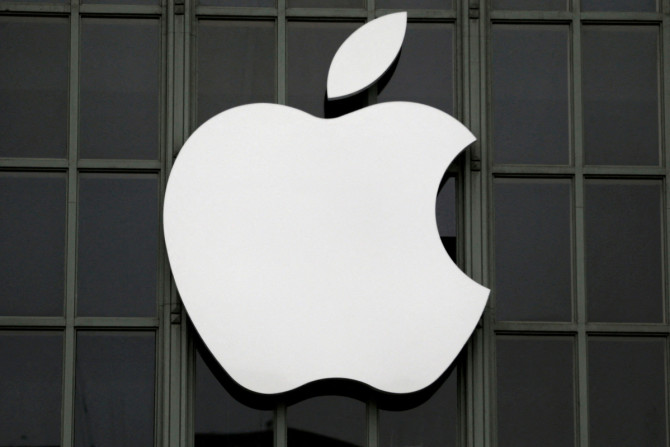 Logo Apple Inc ditampilkan di luar Konferensi Pengembang Sedunia 2016 perusahaan di San Francisco