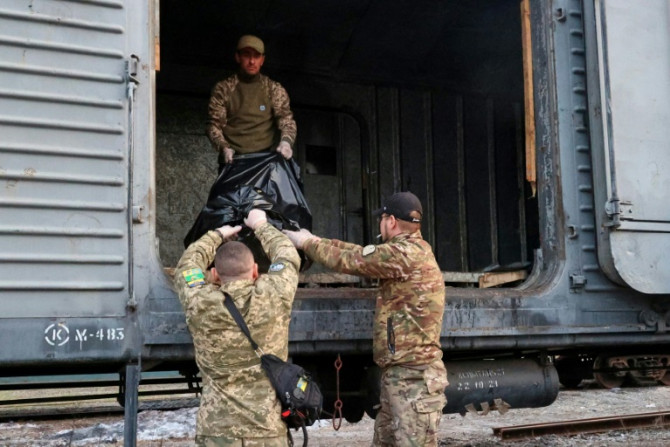 Unit khusus Ukraina mengumpulkan mayat tentara Rusia dari medan perang
