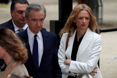Bernard Arnault, CEO LVMH Moet Hennessy Louis Vuitton SE, dan Delphine Arnault, Wakil Presiden Eksekutif Louis Vuitton, pergi setelah peragaan koleksi Musim Semi/Musim Panas 2020 untuk rumah mode Louis Vuitton selama Men's Fashion Week di Paris